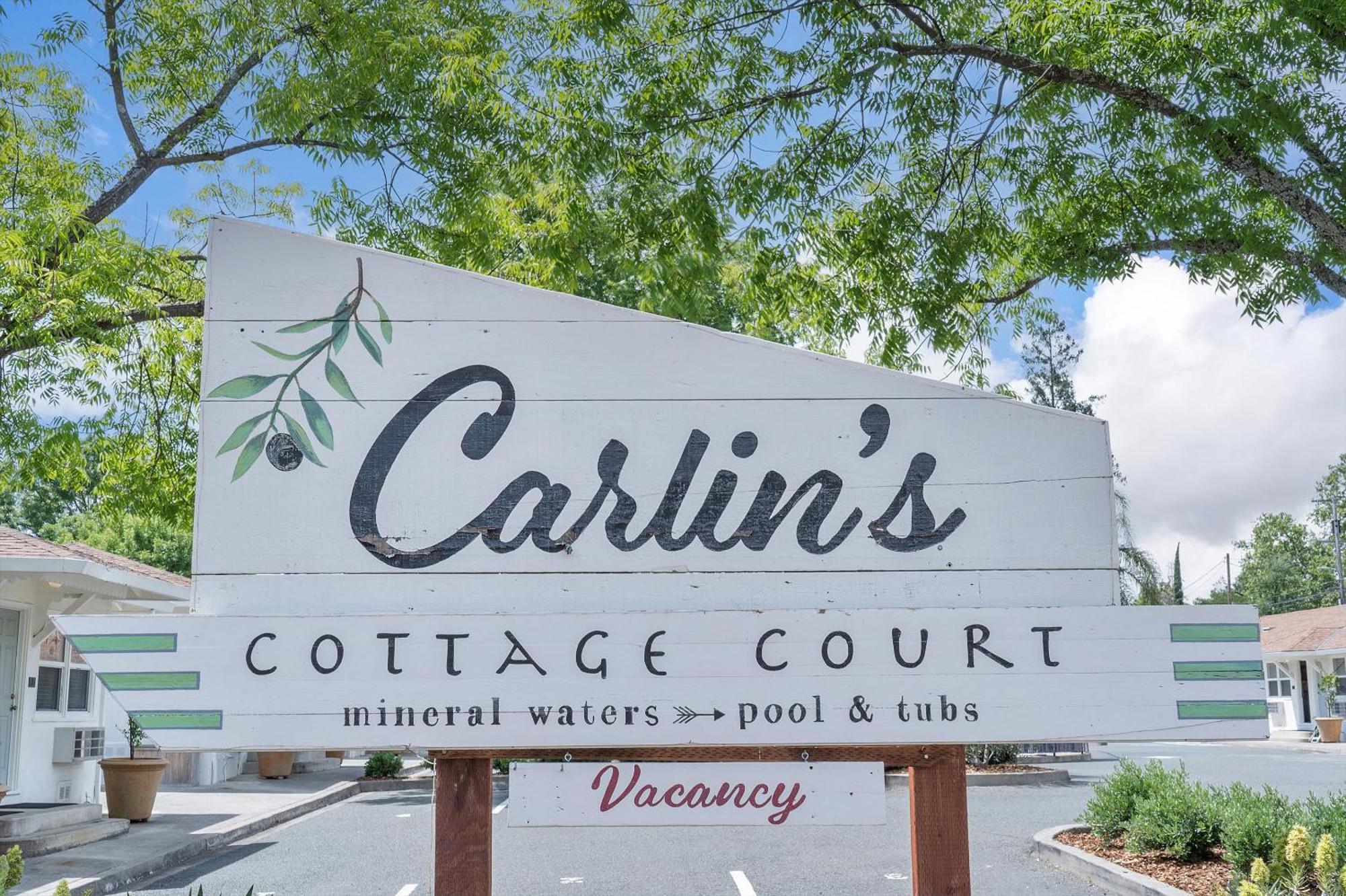 Carlin'S Cottage Court