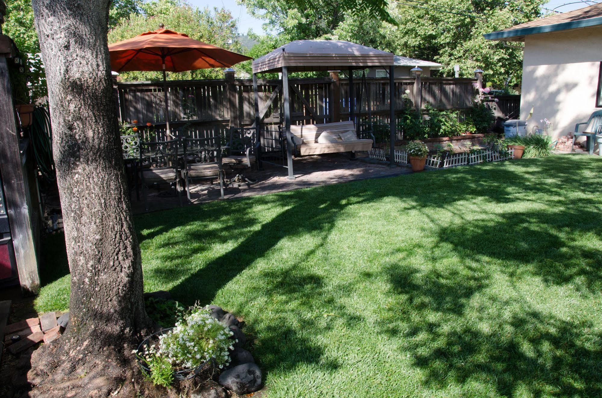 Carlin'S Cottage Court